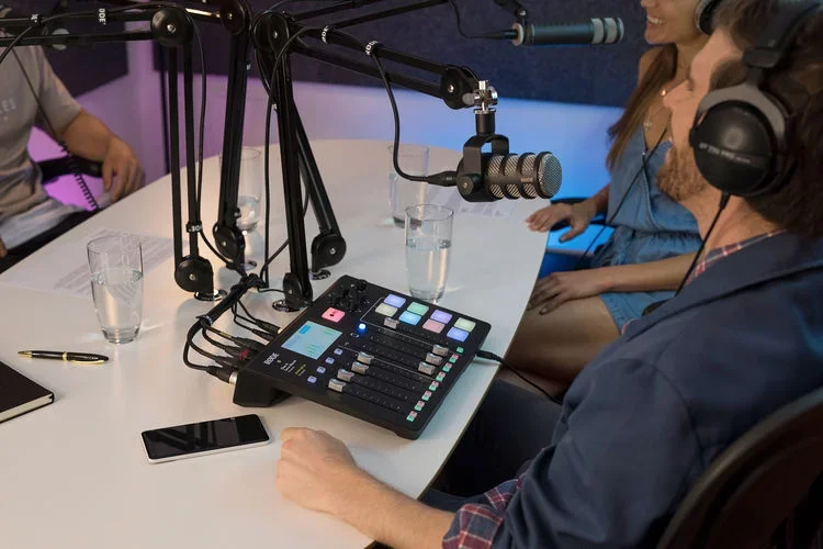 Rode RodeCaster Pro - Intergrated Podcast Production Studio 5 Rode Procast