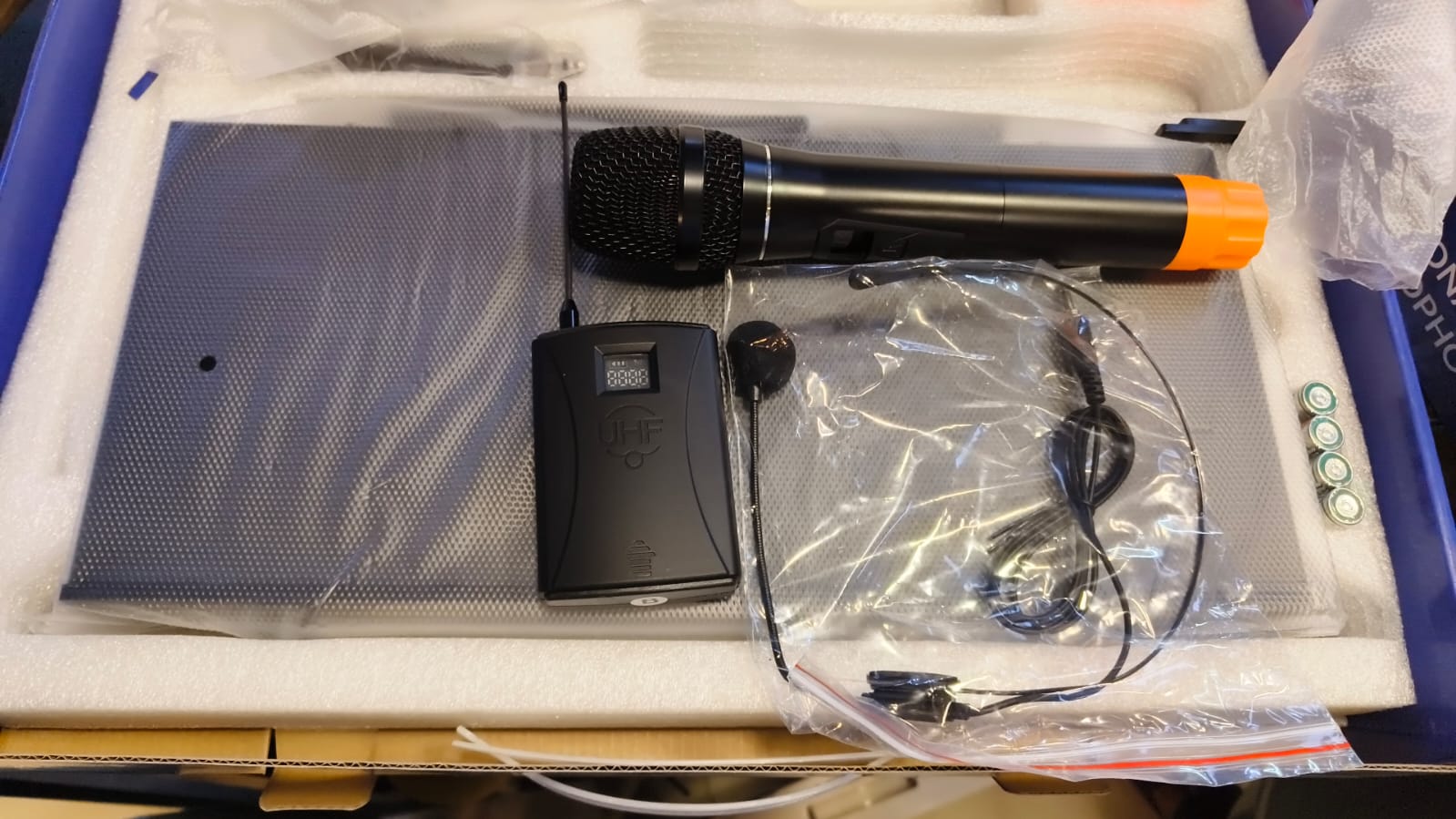 Freepower AK-Q12 UHF Dual Wireless Microphone System 2 Freepower AK-Q12 UHF Dual Wireless Handheld Microphone System